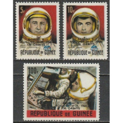 Gvinėjos pašto ženklai (1965). Gemini 5 startas (angliški perspaudai)